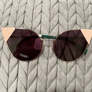 Fendi sunglasses/ authentic made in 🇮🇹 Italy